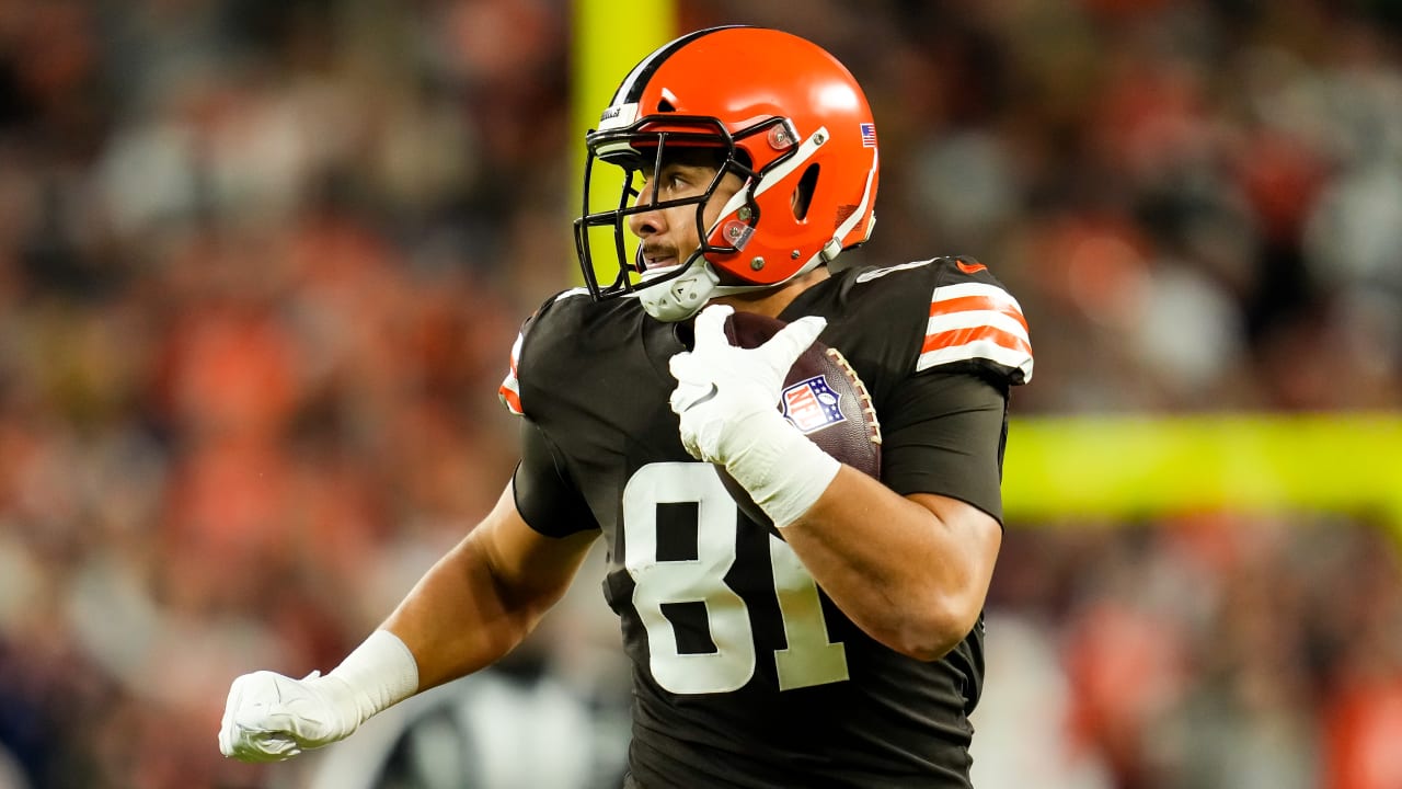 Cleveland Browns tight end Austin Hooper takes TE screen over the middle  for 34 yards