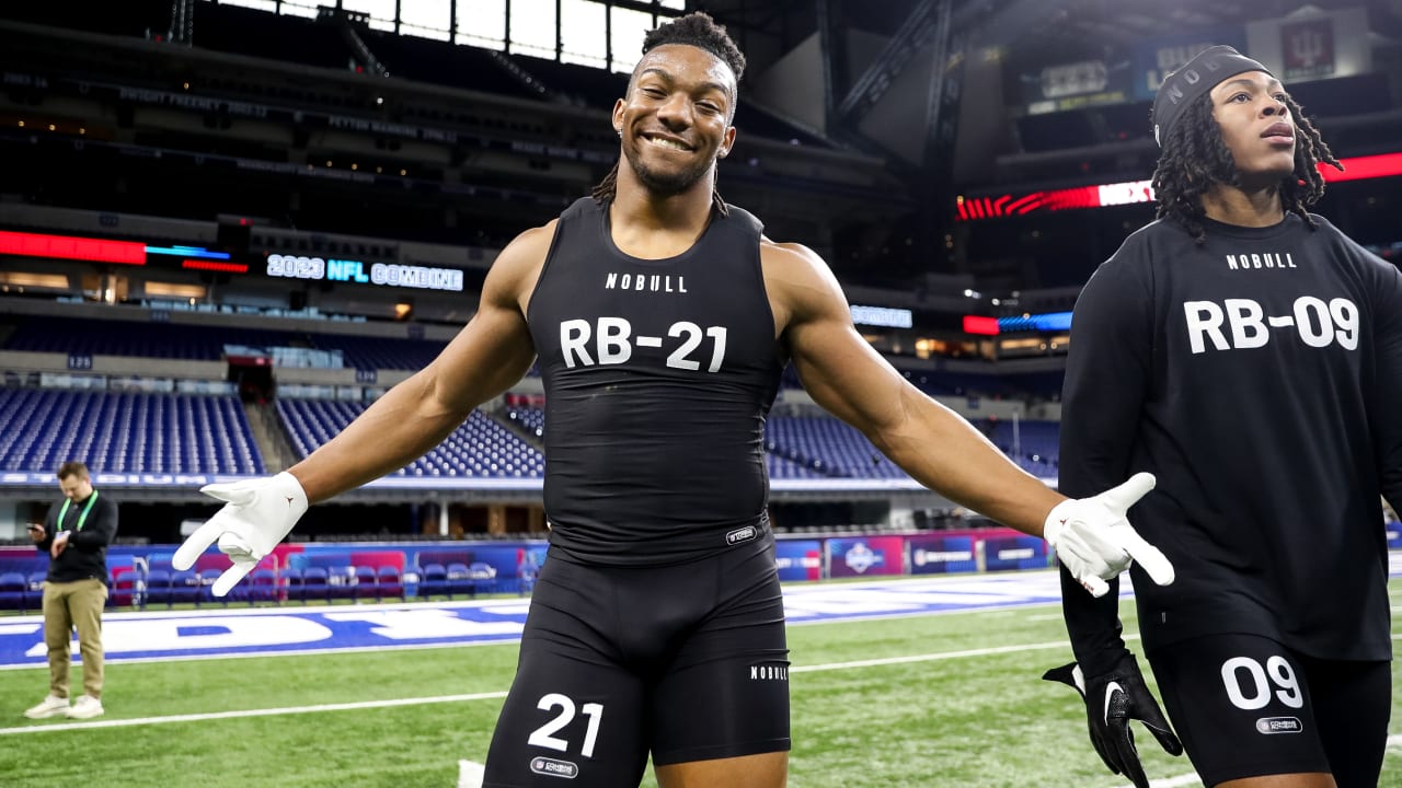 NFL Combine: Texas Longhorns' Bijan Robinson runs 40-yard dash in