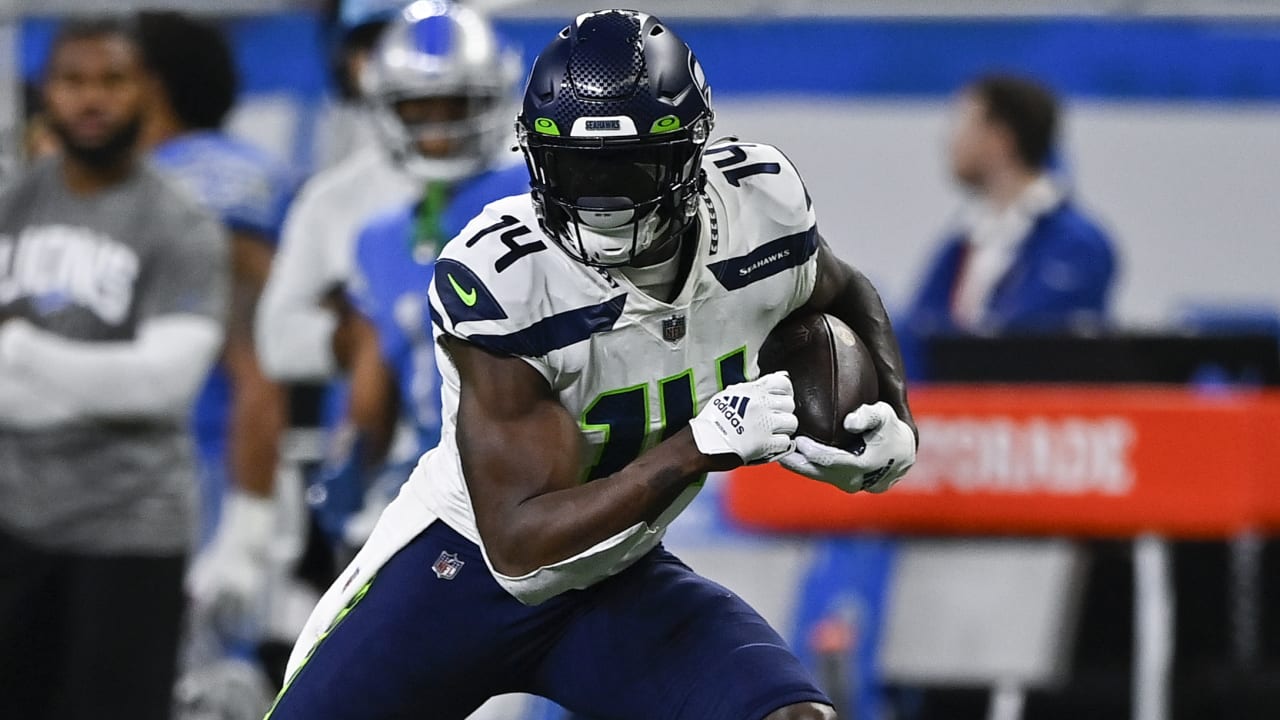 Seattle, WA, USA. 26th Dec, 2021. Seattle Seahawks wide receiver DK Metcalf  (14) celebrates a catch for a touchdown during a game between the Chicago  Bears and Seattle Seahawks at Lumen Field