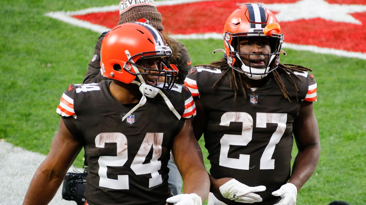 Cleveland Browns running back Nick Chubb (24) and Miami Dolphins