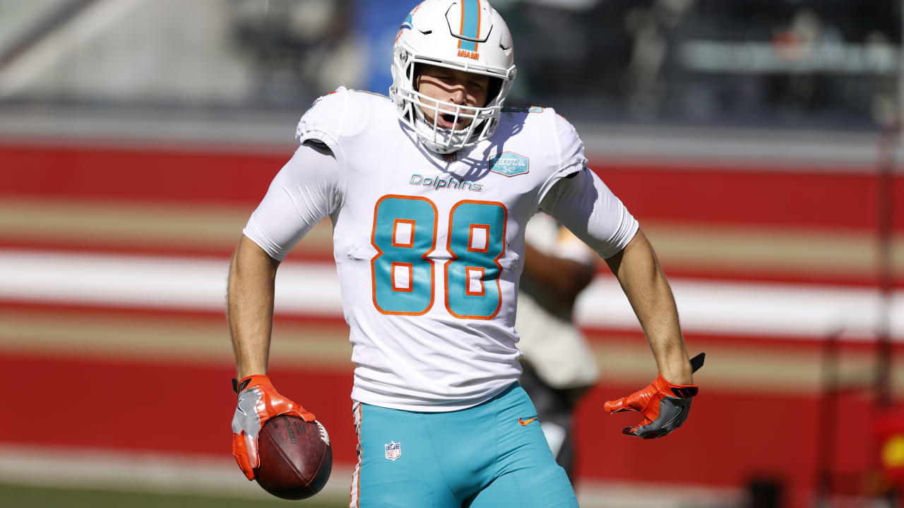 Mike Gesicki talks Dolphins future, Ryan Fitzpatrick changing plays,  playing like a WR & More 