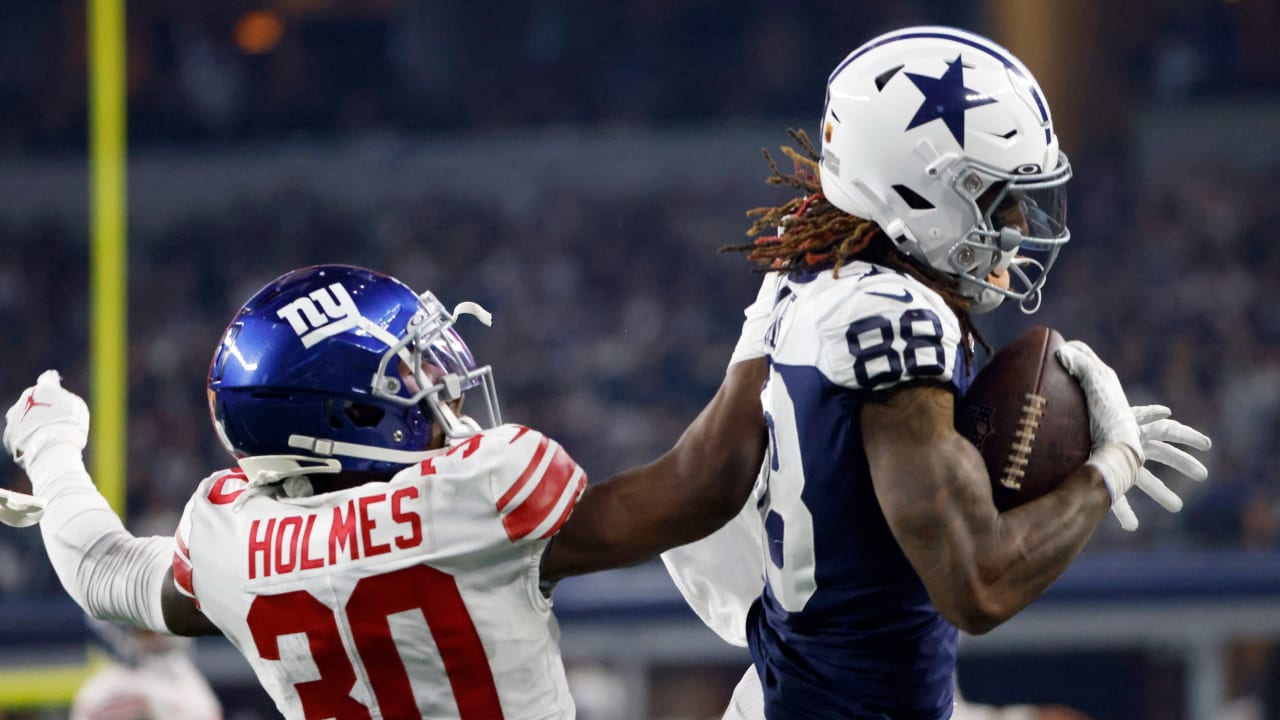 Dallas Cowboys wide receiver CeeDee Lamb (88) carries the ball