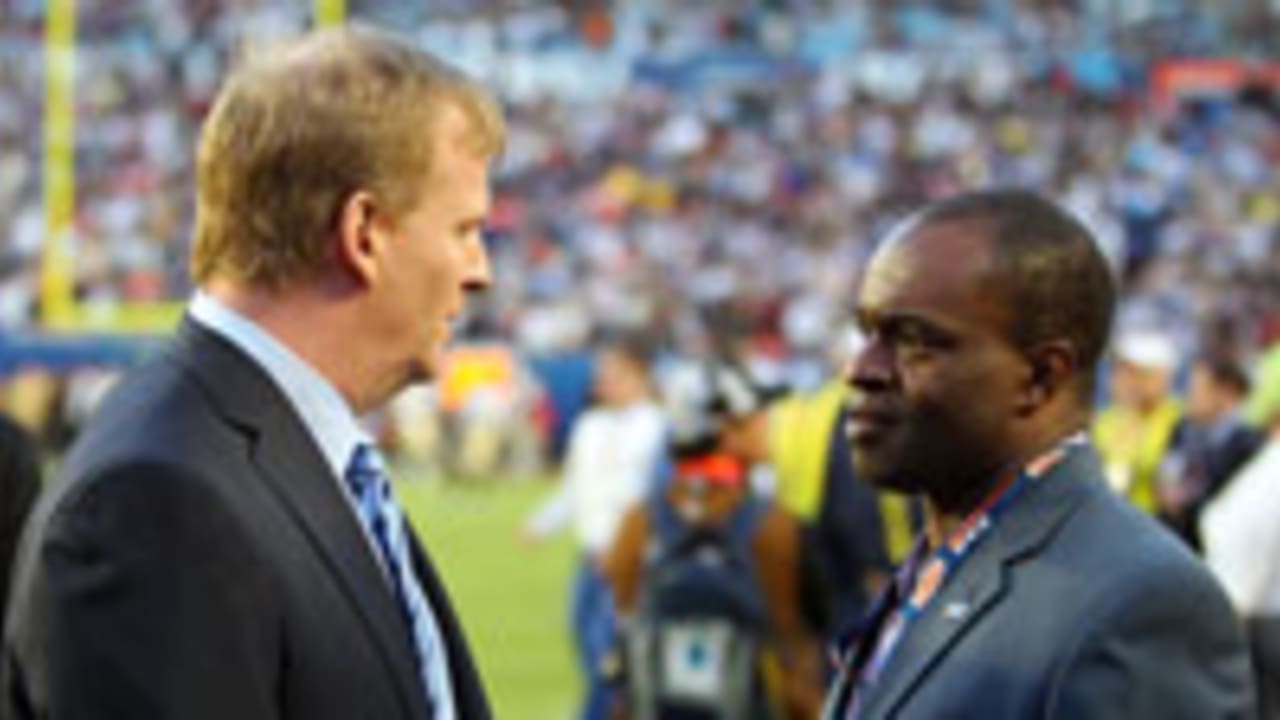 roger-goodell-demaurice-smith-130801-spot.jpg