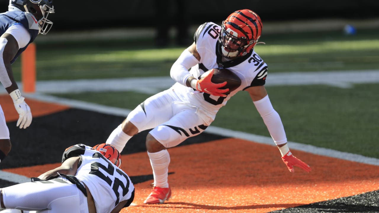 Jessie Bates intercepts Tannehill on Titans' first play vs. Bengals