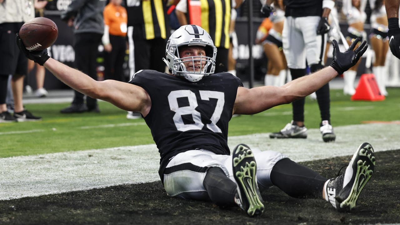 Raiders' tight end Foster Moreau needs to play more - Silver And