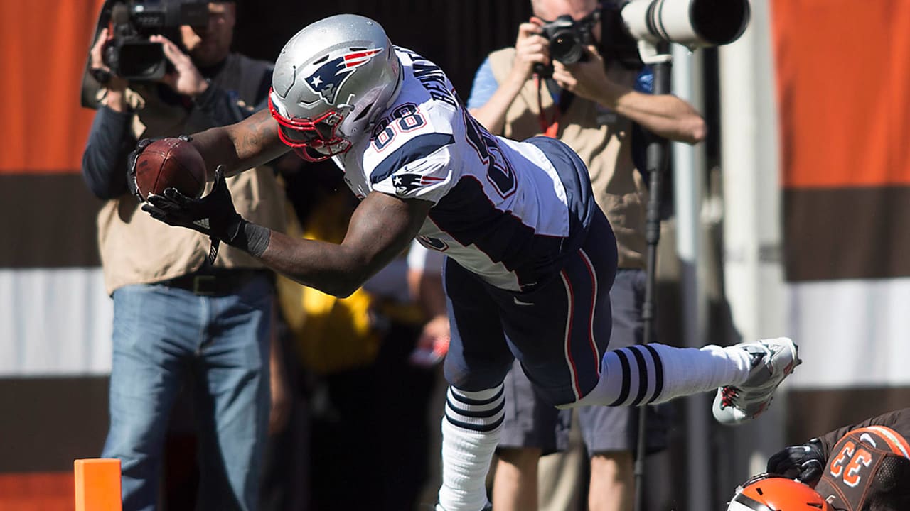 Back On The Field, Brady Leads Patriots 33-13 Against Cleveland