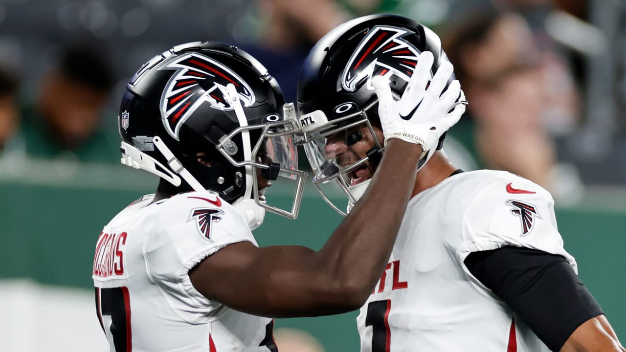 Photo: Atlanta Falcons' quarterback Marcus Mariota (R) fixes helmet of  teammate Olamide Zaccheaus Before Game Against the Rams - LAP2022091802 