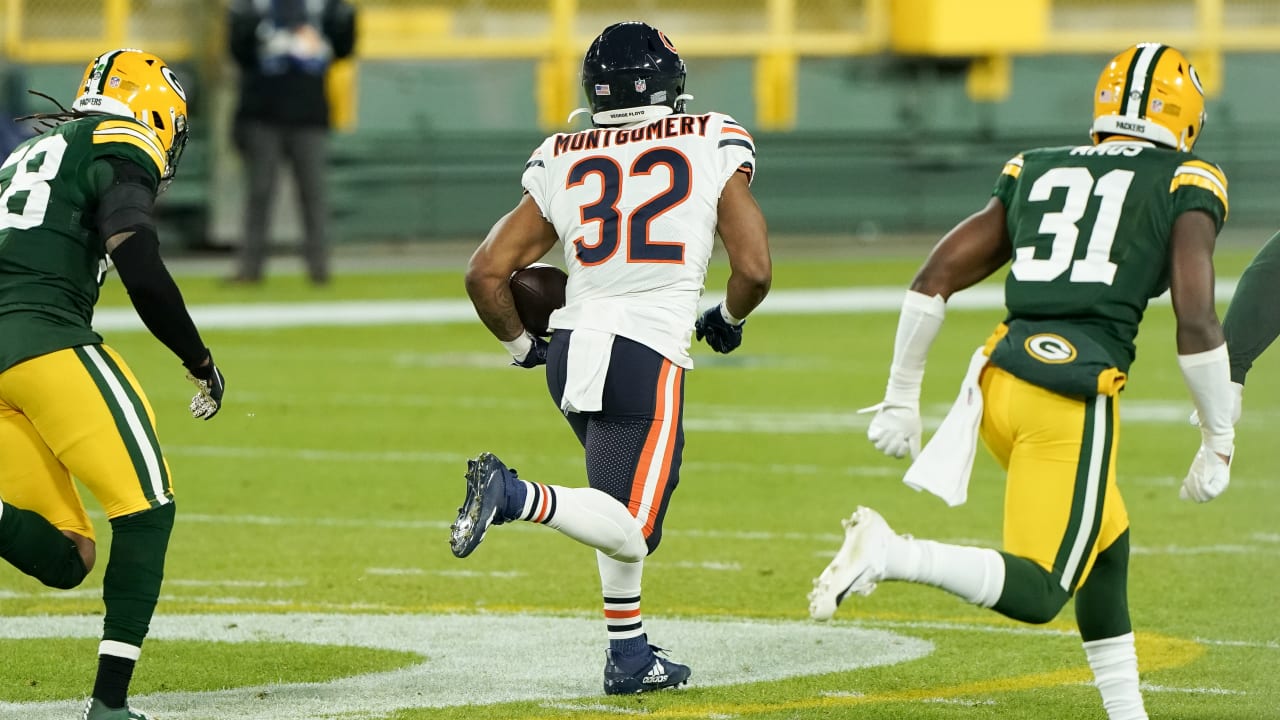 Chicago Bears running back David Montgomery takes short pass to the