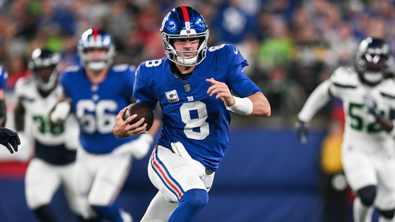 New York Giants quarterback Daniel Jones improvises and finds streaking  running back Matt Breida for 22-yard gain