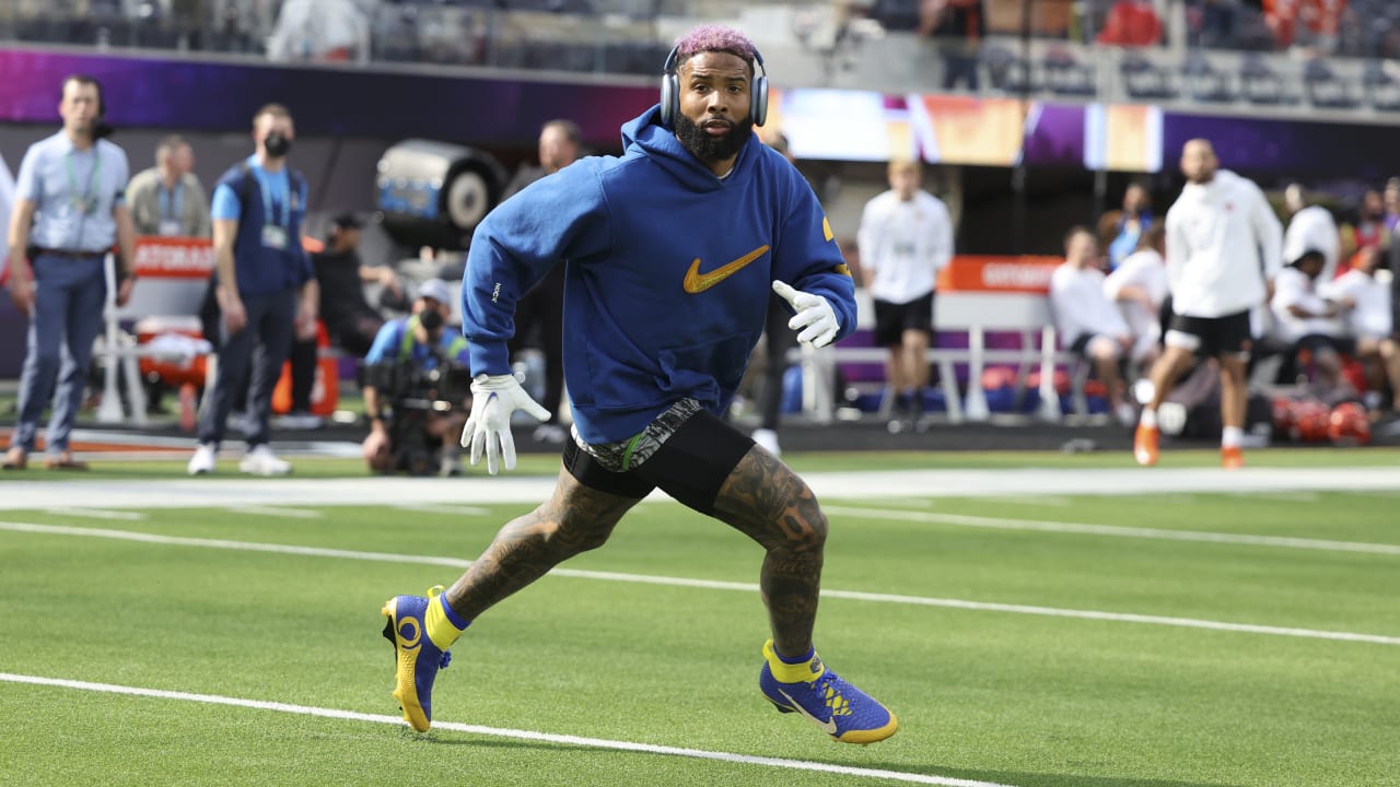 Field view: Odell Beckham Jr. makes a one-handed catch during warmups for Super Bowl LVI
