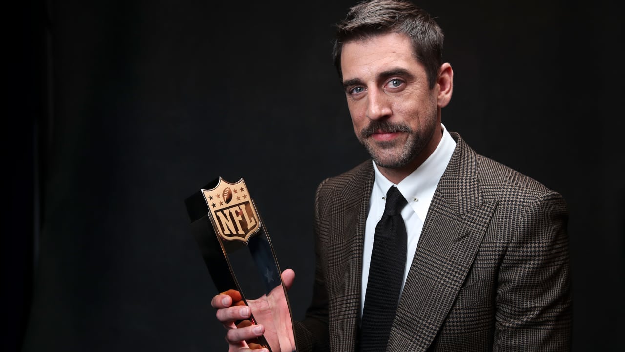 Brett Favre presents Aaron Rodgers with Moment of Year award at