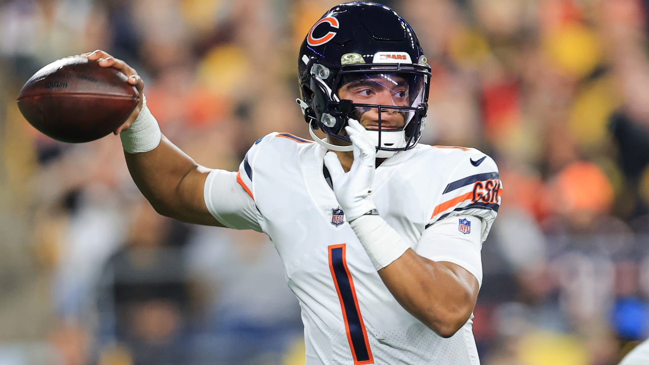 Chicago Bears Quarterback Justin Fields Throws 25-yard Cross-body DIME ...