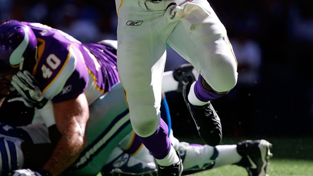 Ragnar, the Minnesota Vikings mascot, dances as one of the cheer News  Photo - Getty Images