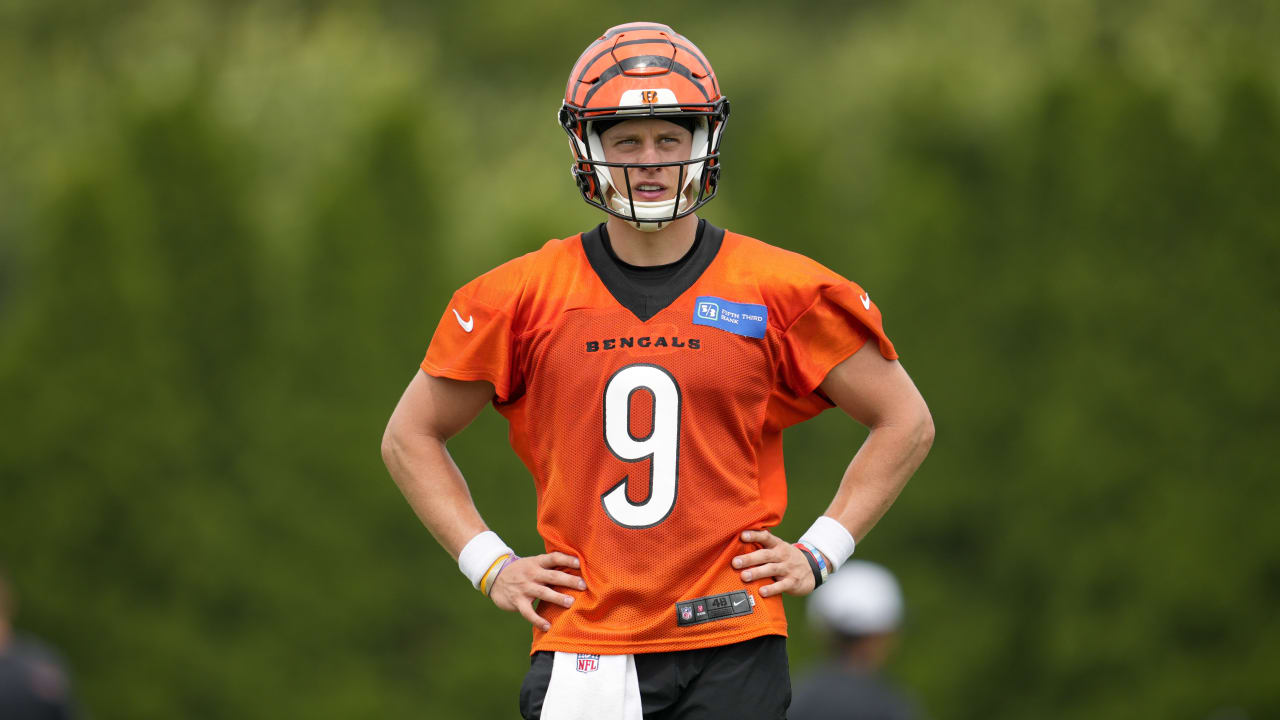 Bengals QB Joe Burrow carted off field after suffering calf injury