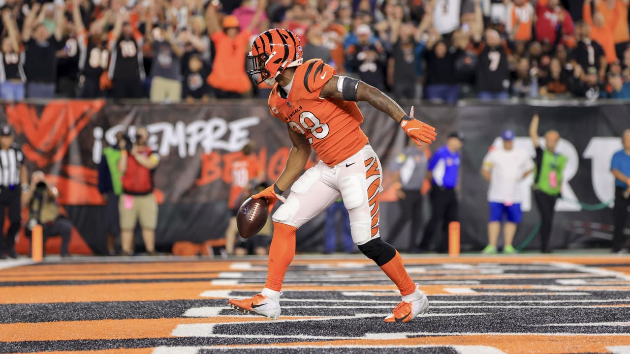 Cincinnati Bengals running back Joe Mixon mashes through