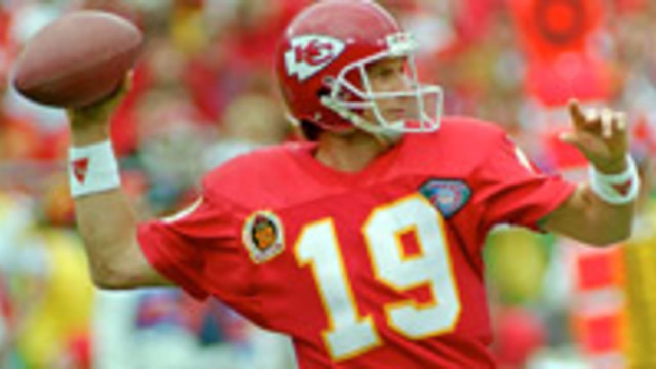 Running Back Ed Podolak of the Kansas City Chiefs running with the