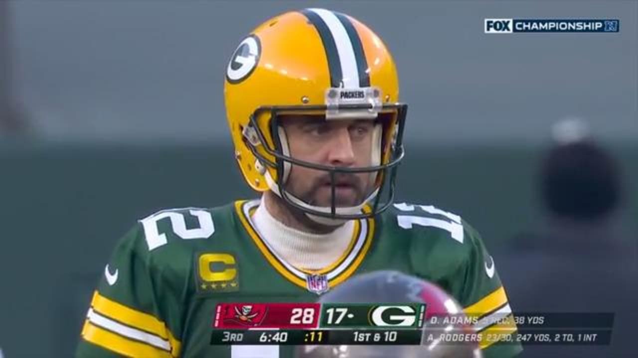 Green Bay Packers QB Aaron Rodgers completes no-look throw to RB