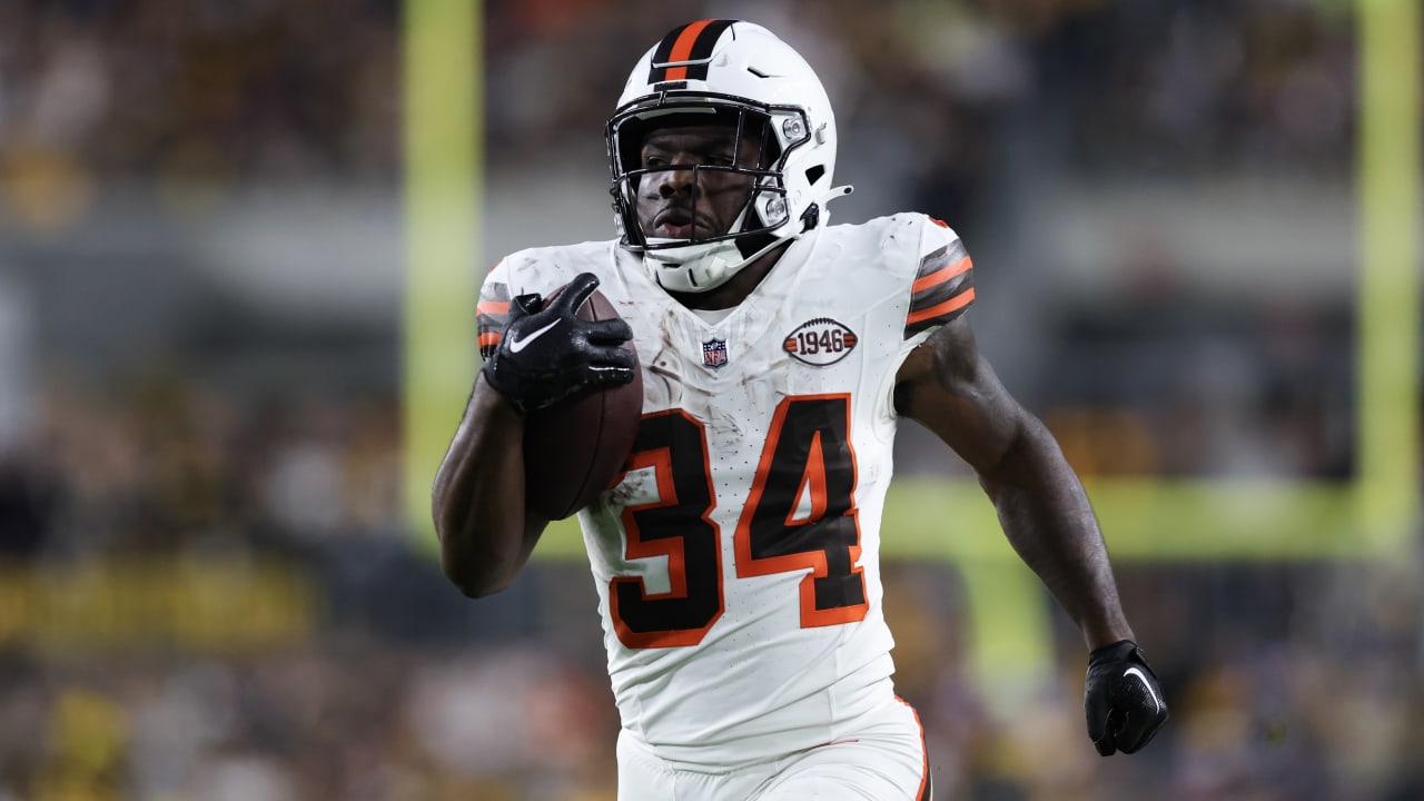 HOUSTON, TX - DECEMBER 04: Cleveland Browns running back Jerome Ford (34)  warms up during the NFL