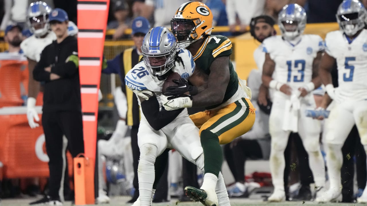 Green Bay Packers linebacker Quay Walker perfectly predicts Detroit Lions  quarterback Jared Goff's pass to Lions running back Jahmyr Gibbs for a  strong tackle for a loss