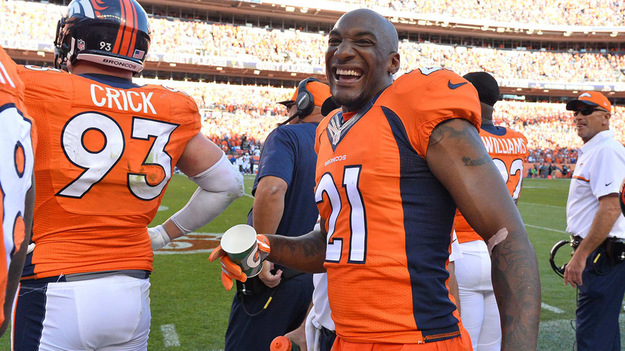 Aqib Talib celebrates milestone pick-six with leap into arms of Broncos fans