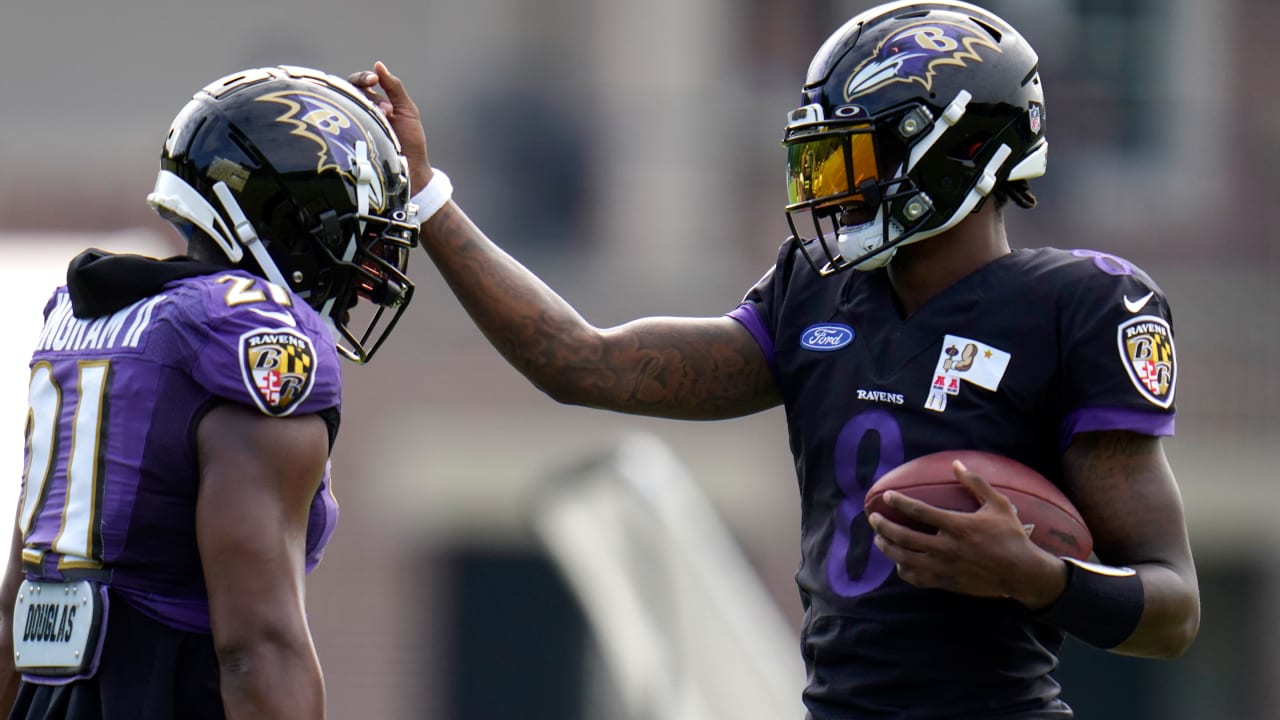 Baltimore Ravens Quarterback Lamar Jackson Wears Special Gold Visor On 