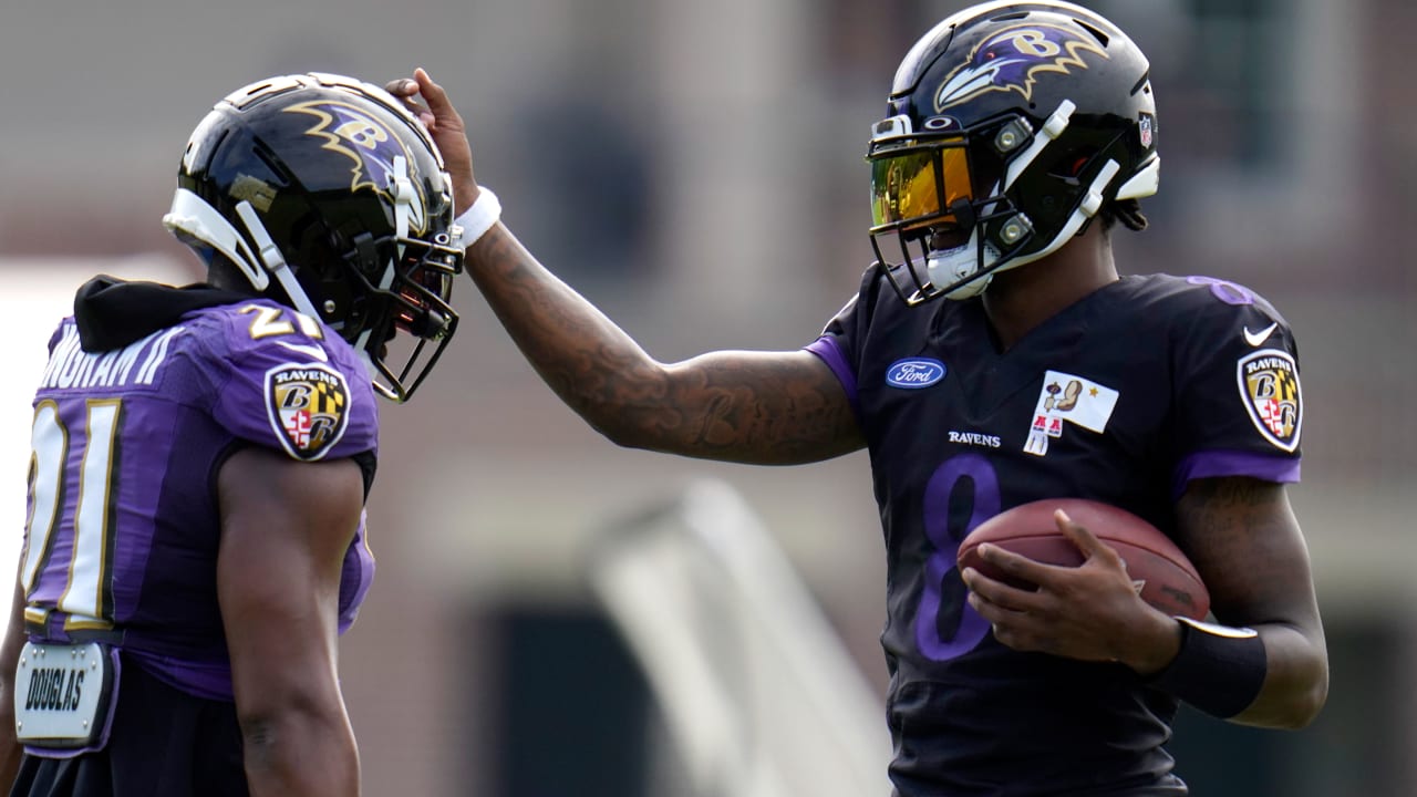 Baltimore Ravens quarterback Lamar Jackson wears special gold visor on  helmet at Ravens camp