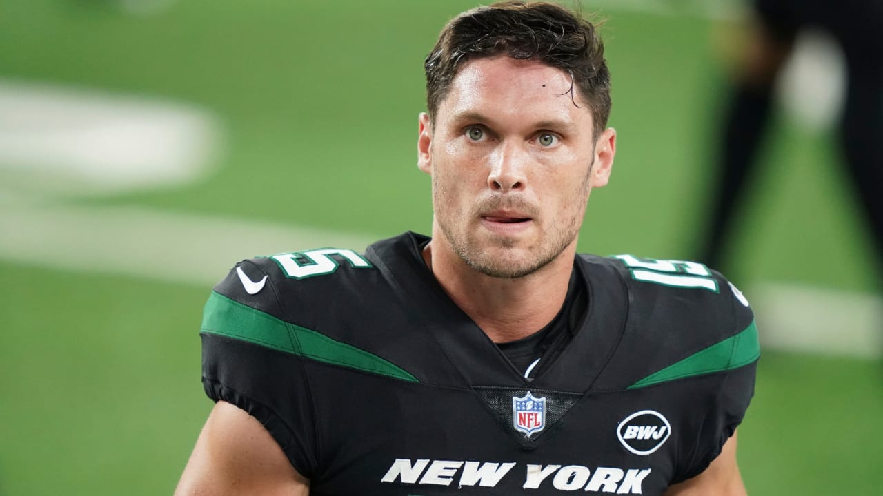 Former Jets, Patriots WR Hogan signs with Lacrosse League