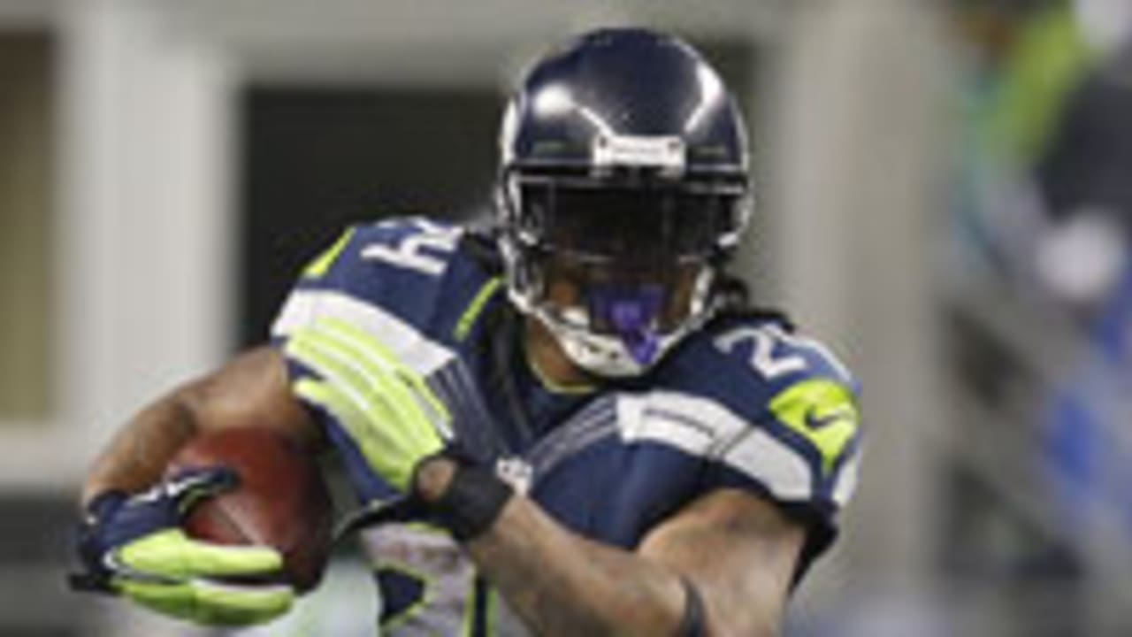 Super Bowl 2015: Seattle Seahawks RB Marshawn Lynch wears gold