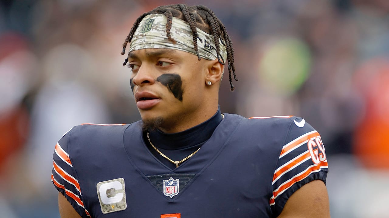 Justin Fields injury: Bears QB playing through leg cramps in Week 15 vs.  Eagles - DraftKings Network