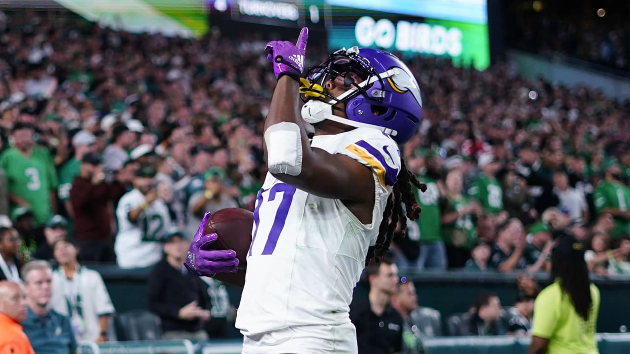 Minnesota Vikings wide receiver K.J. Osborn could not be more WIDE OPEN on  a clutch TD pass against the Philadelphia Eagles