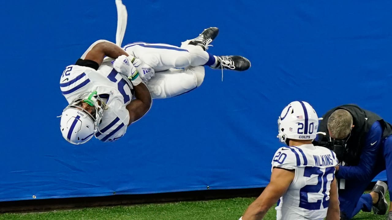 INDIANAPOLIS, IN - DECEMBER 18: Indianapolis Colts Running Back Nyheim  Hines (21) warms up for the NFL football game between the New England  Patriots and the Indianapolis Colts on December 18, 2021