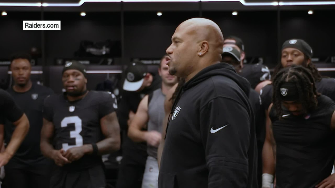 Las Vegas Raiders interim head coach Antonio Pierce talks to team