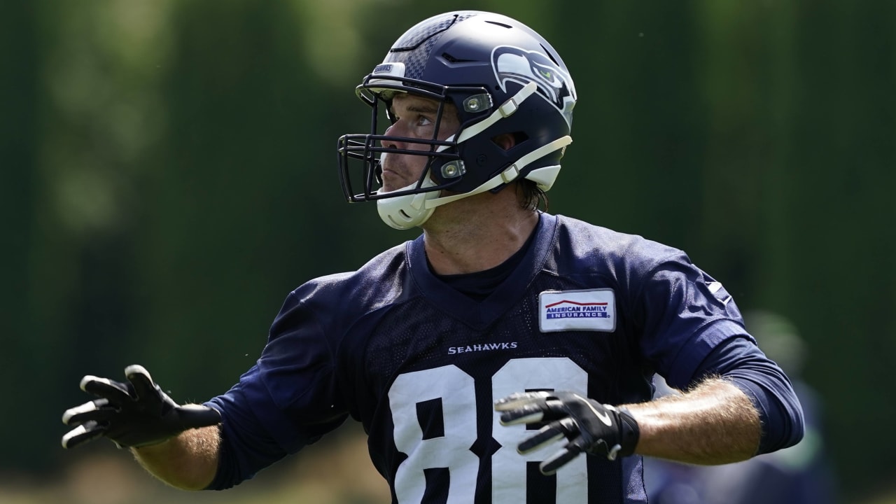 Greg Olsen looking great in his new Seahawks uniform! : r/Seahawks