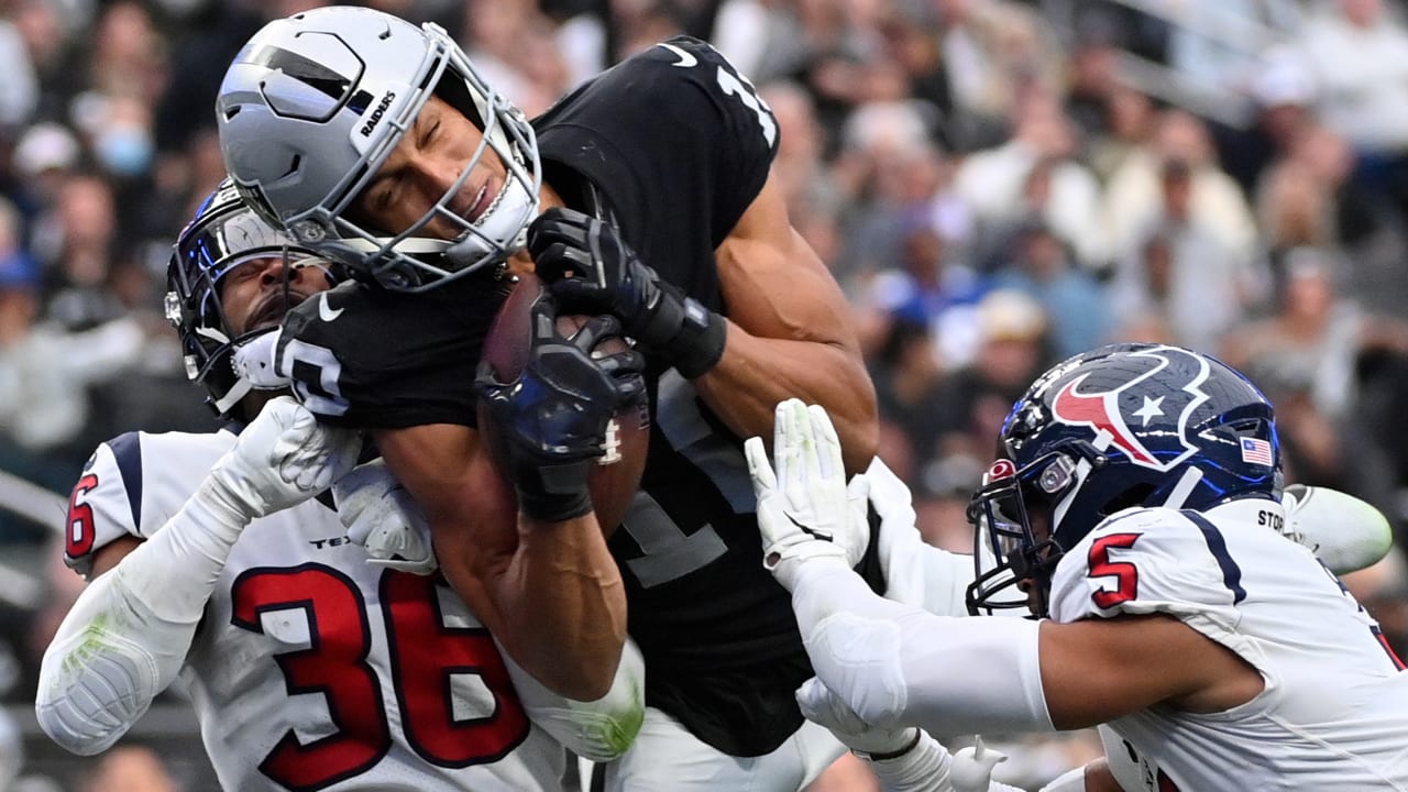 Can't-Miss Play: Las Vegas Raiders wide receiver Mack Hollins outleaps two  defensive backs to catch Raiders quarterback Derek Carr's 26-yard touchdown  dime
