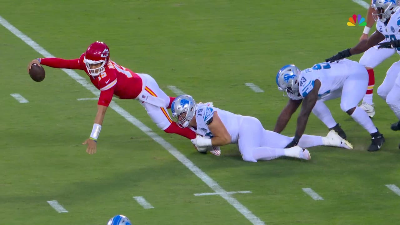 Detroit Lions defensive lineman John Cominsky sheds a block for a  shoestring tackle on a third-down stop