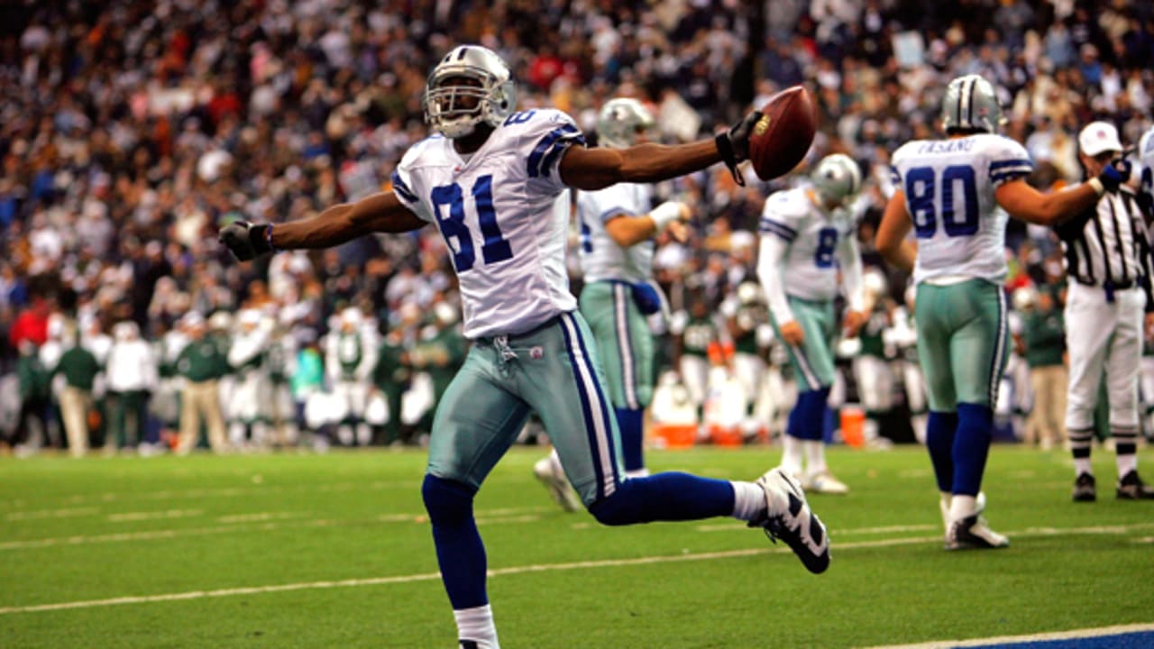 Philadelphia Eagles wide receiver Terrell Owens stands on the star News  Photo - Getty Images