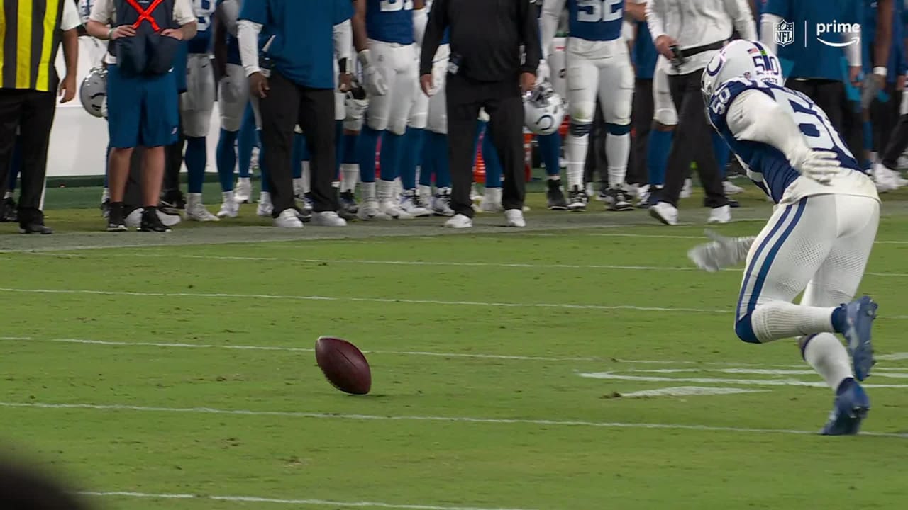 New York Jets linebacker C.J. Mosley snags Jets' second interception of  night vs. Kansas City Chiefs quarterback Patrick Mahomes before halftime