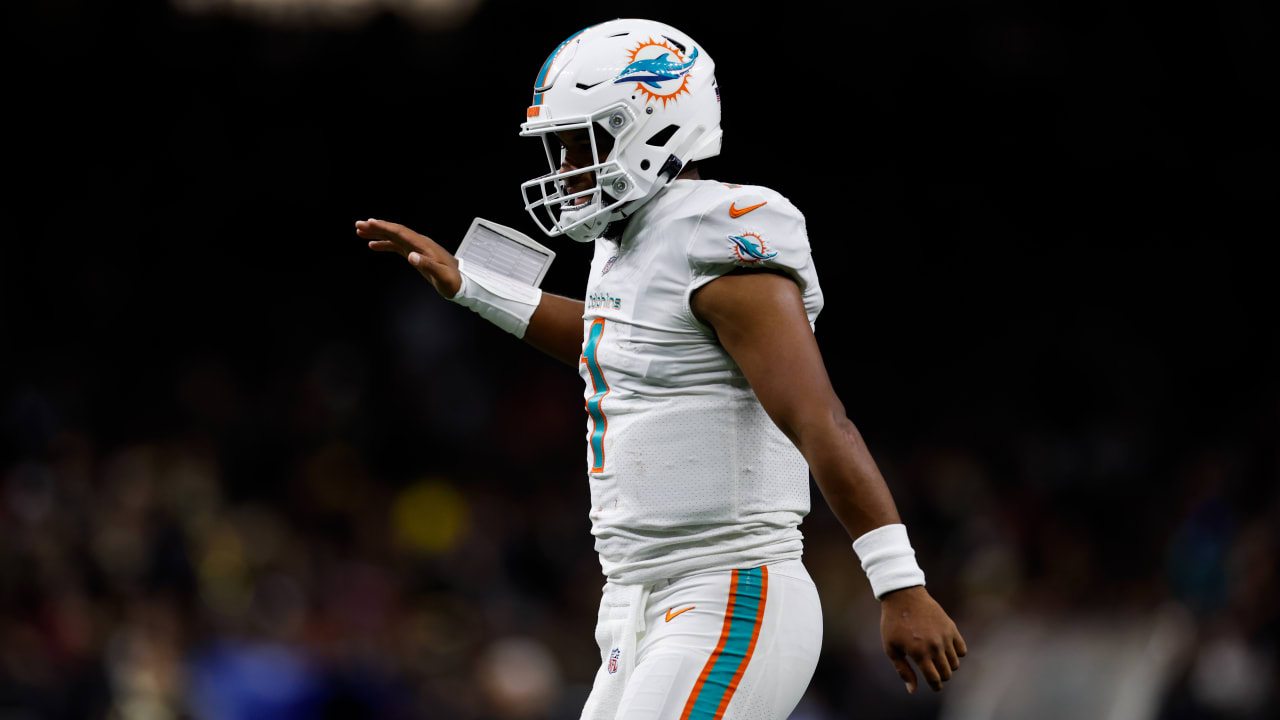 Sunday, October 16, 2022; Miami Gardens, FL USA; Miami Dolphins wide  receiver Jaylen Waddle (17) catches a pass and runs but Minnesota Vikings  safety Stock Photo - Alamy