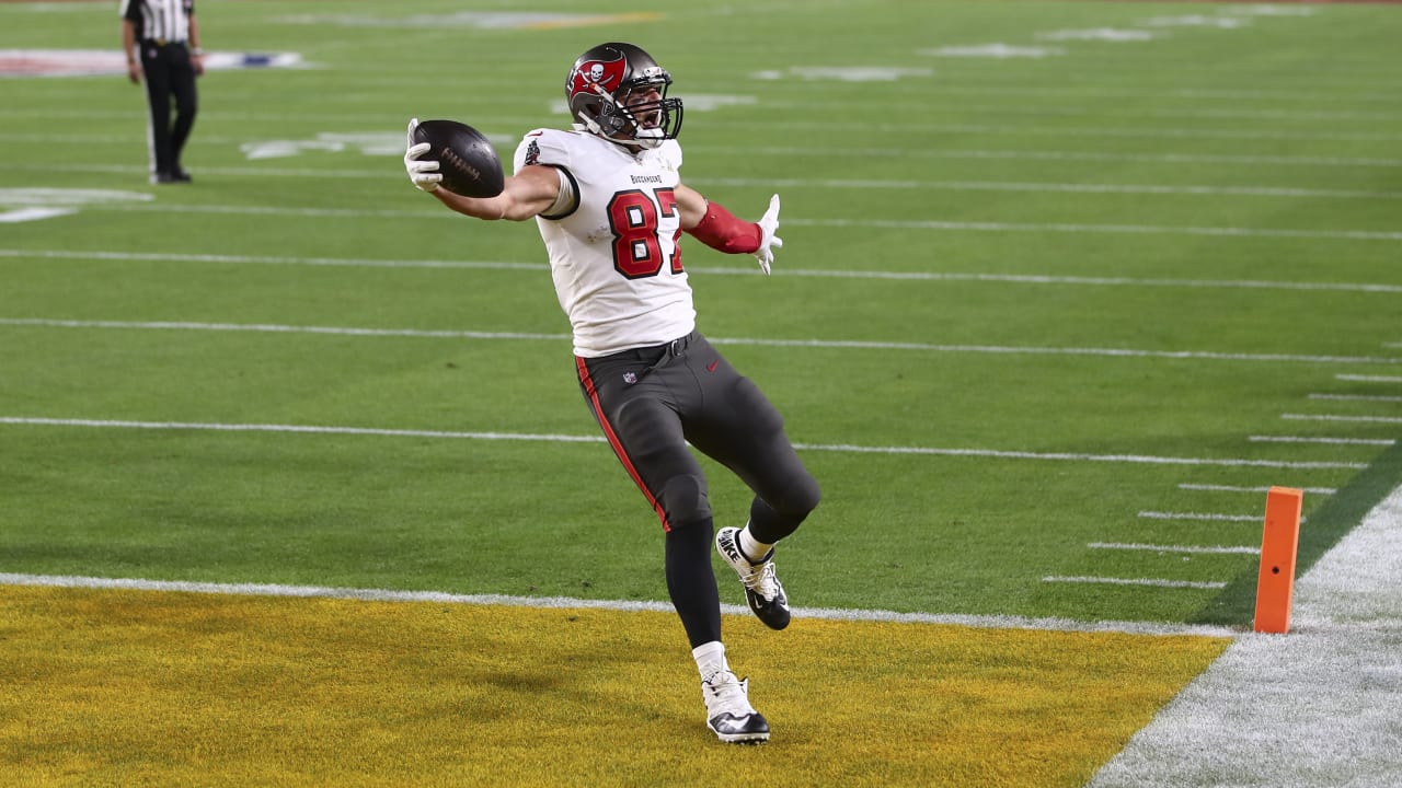 Brady hits Gronk for TD pass as Bucs take early lead in Detroit