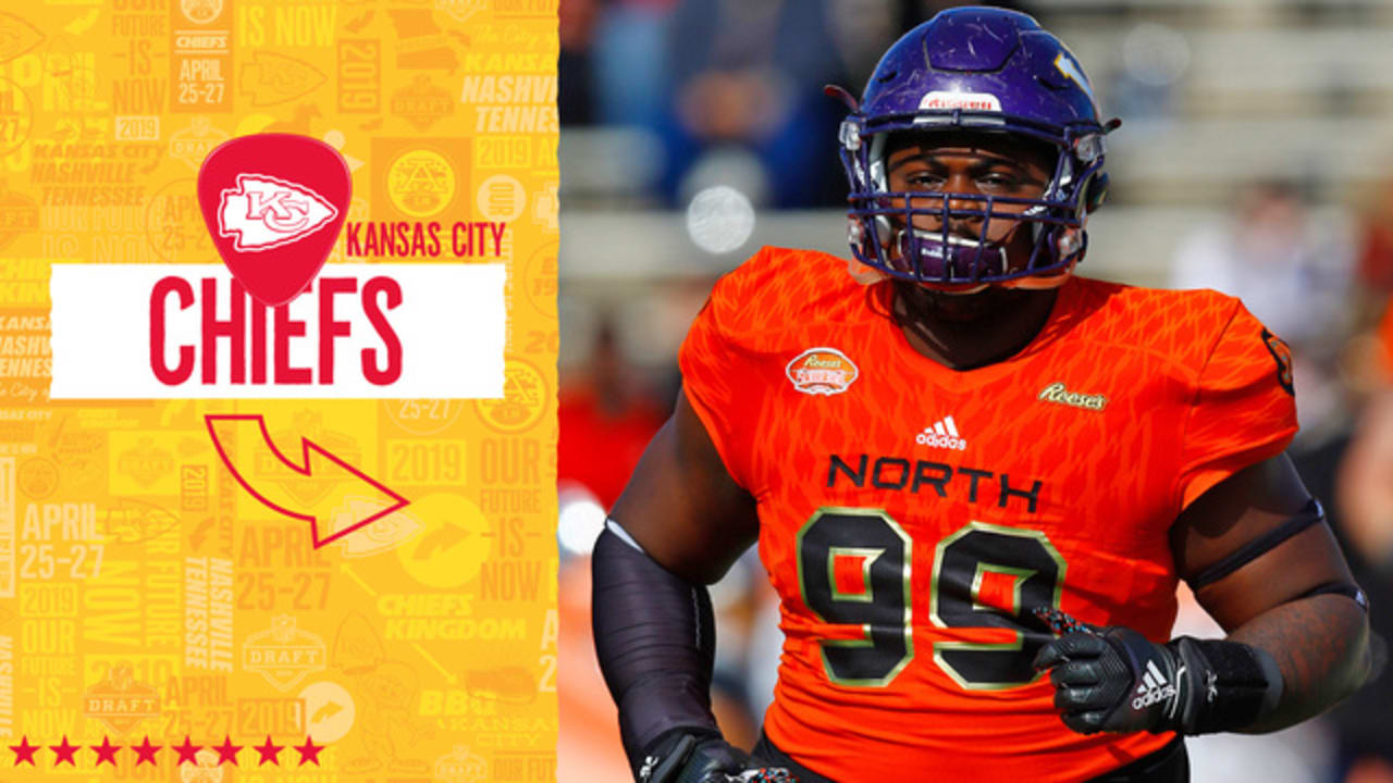 Kansas City Chiefs defensive tackle Khalen Saunders (99) comes onto the  field during an NFL football