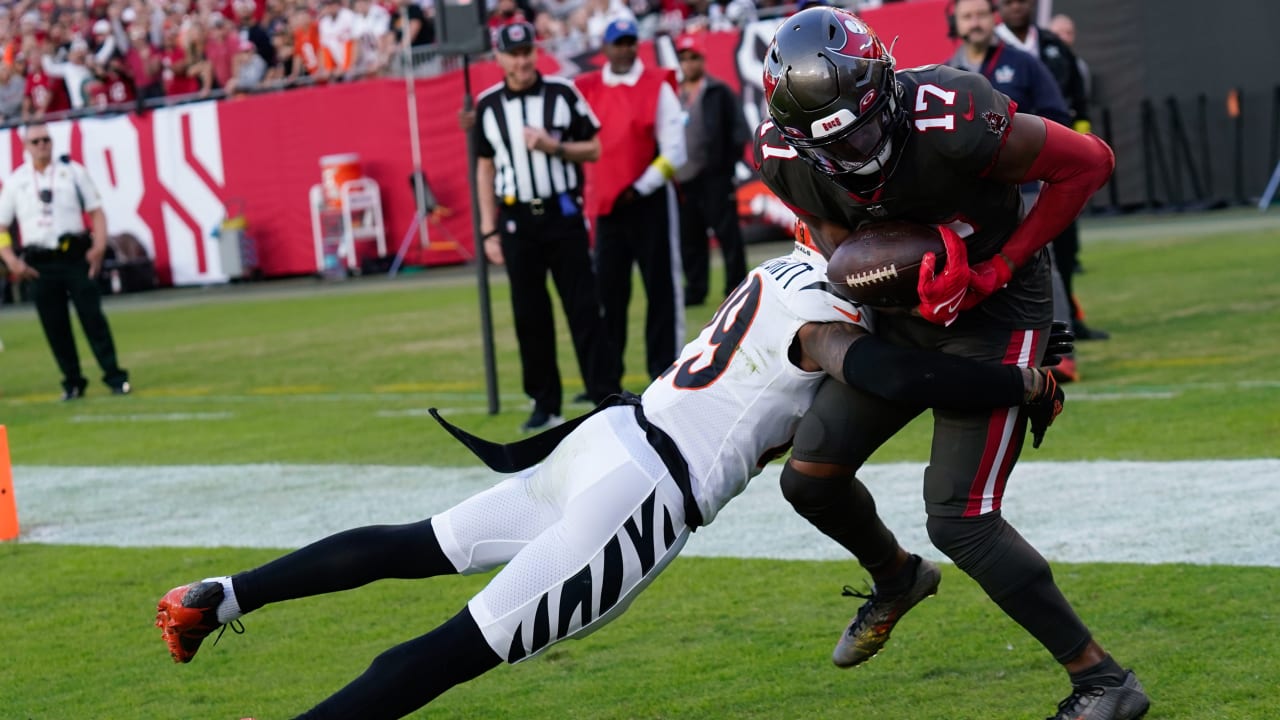 Tampa Bay Buccaneers Quarterback Tom Brady Lofts Fourth-down TD Pass To ...