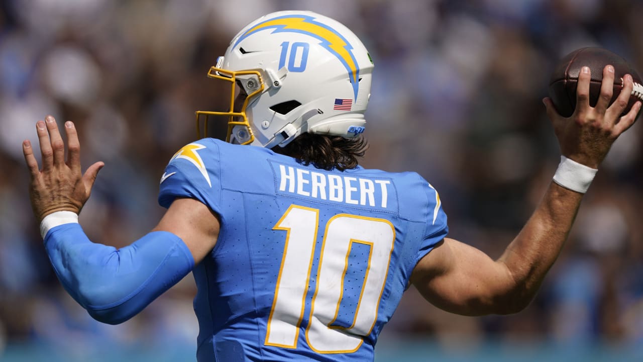 Justin Herbert Fantasy football start/sit advice: What to do with the  Chargers QB in Week 15 on TNF - DraftKings Network