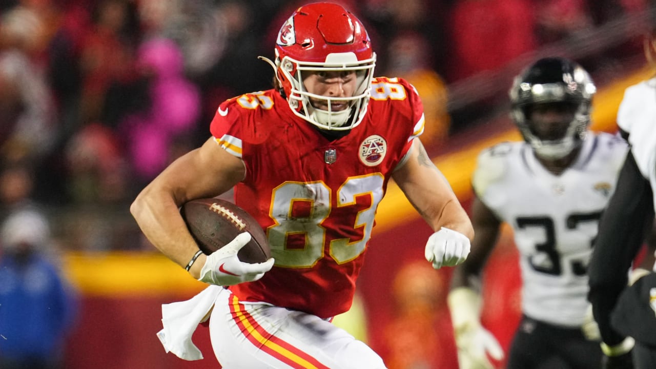 Kansas City Chiefs tight end Noah Gray (83) catches a pass for a touchdown  against Las Vegas Ra …