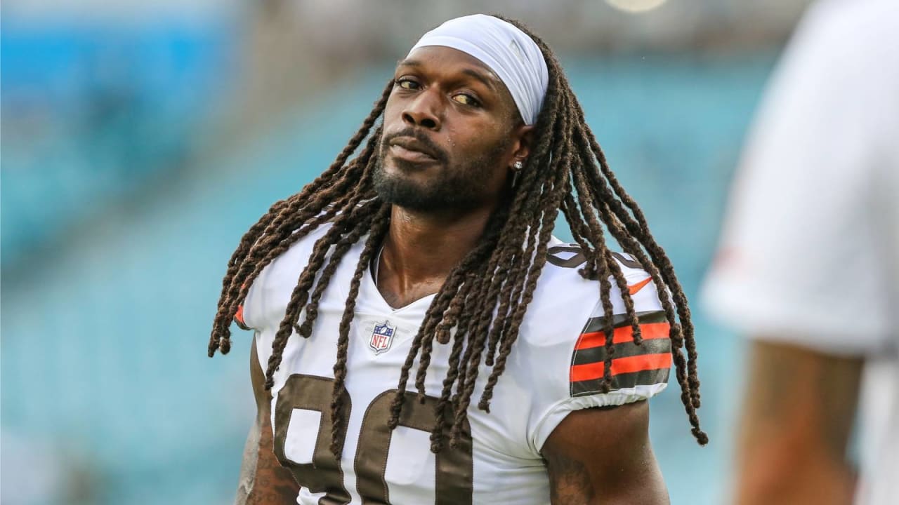 Browns defensive end Jadeveon Clowney leaves game, ruled out with