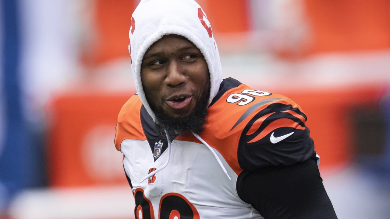 AP source: Seahawks land DE Carlos Dunlap from Bengals