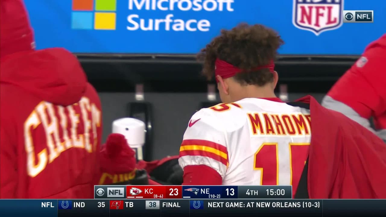 How Patrick Mahomes reacted to the coat fire on the Chiefs sideline