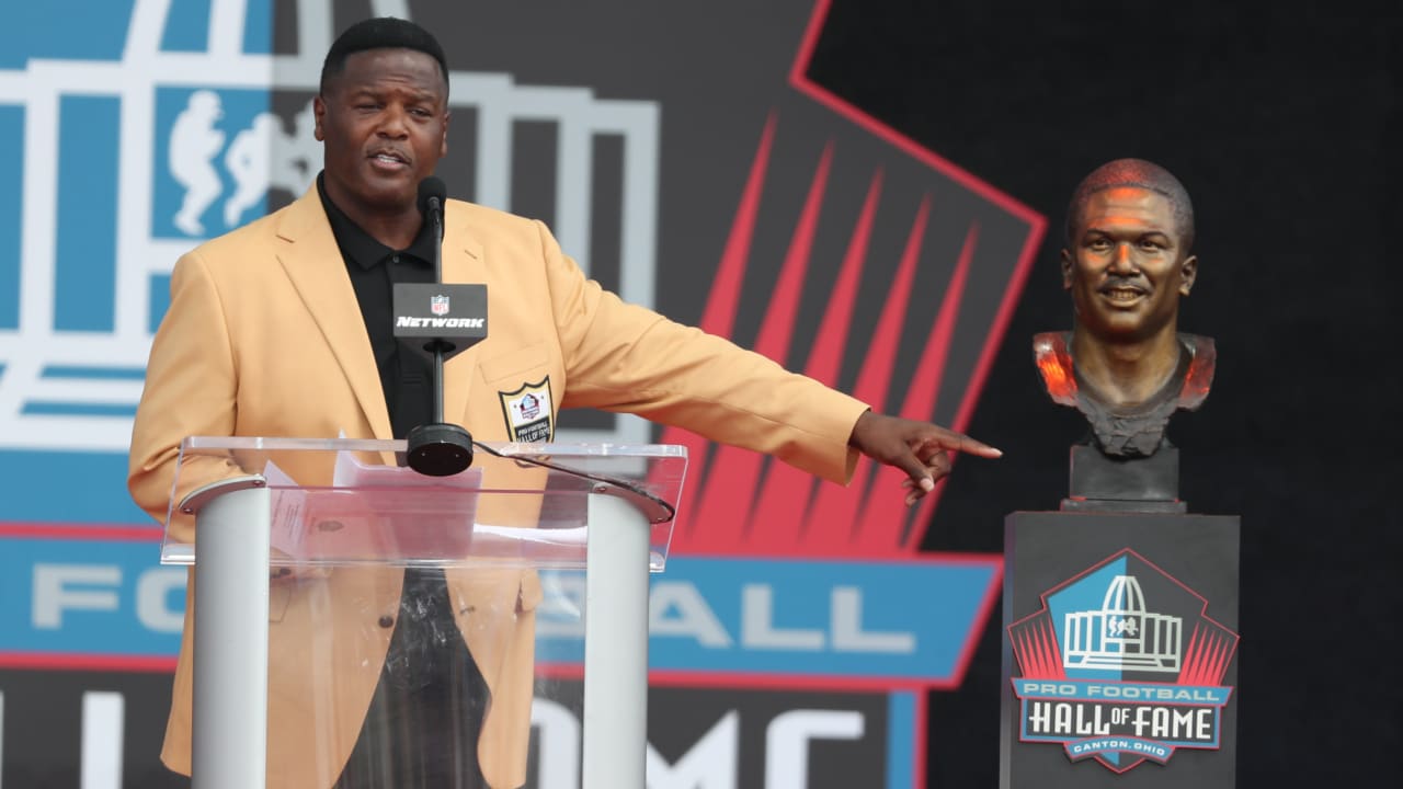 LeRoy Butler thanks fans during Pro Football Hall of Fame induction