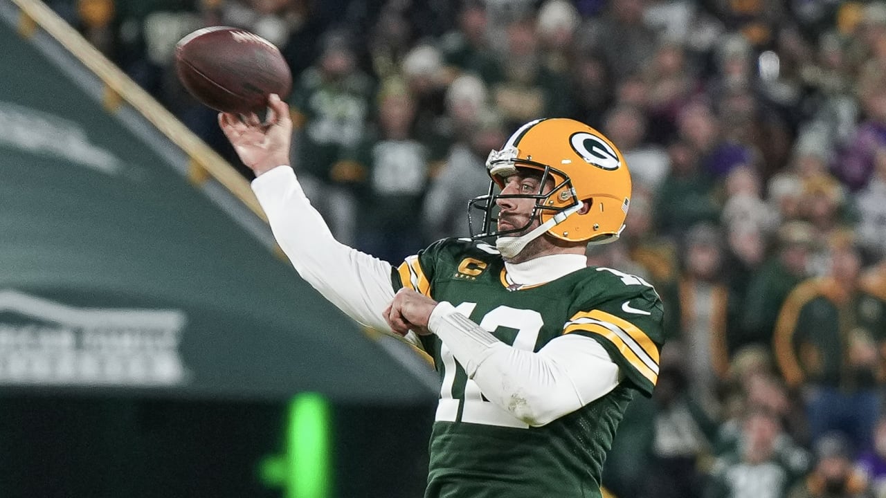 Packers reportedly extend Robert Tonyan, giving indication Aaron Rodgers  will remain with team in 2021 