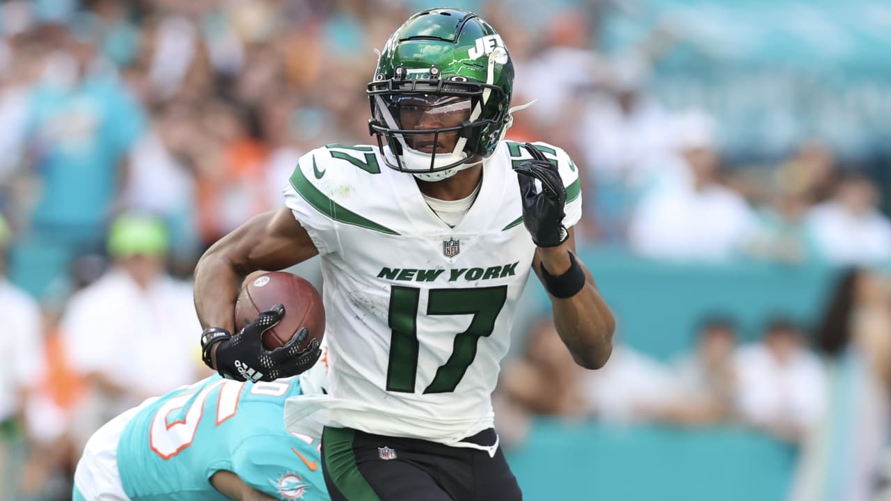 New York Jets wide receiver Garrett Wilson (17) stands on the sideline  during an NFL football game against the Cleveland Browns, Sunday, Sept. 18,  2022, in Cleveland. (AP Photo/Kirk Irwin Stock Photo - Alamy