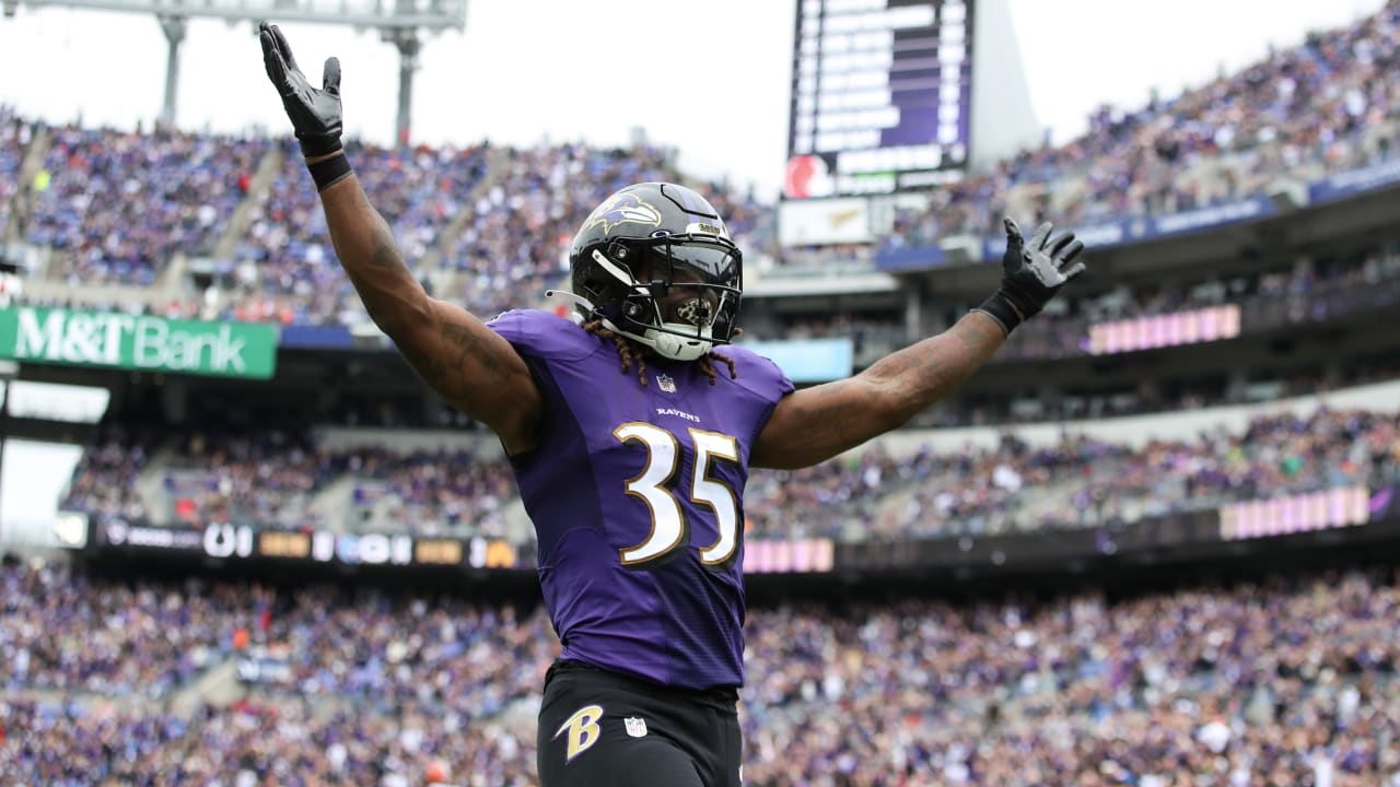 Philadelphia, PA, USA. 18th Oct, 2020. October 18, 2020: Baltimore running  back Gus Edwards rushes for a touchdown during the NFL football matchup  between the Baltimore Ravens and the Philadelphia Eagles at